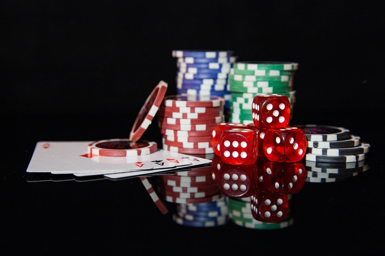 গোপনীয়তা নীতি পড়ছেন একজন প্রাপ্তবয়স্ক ব্যবহারকারী